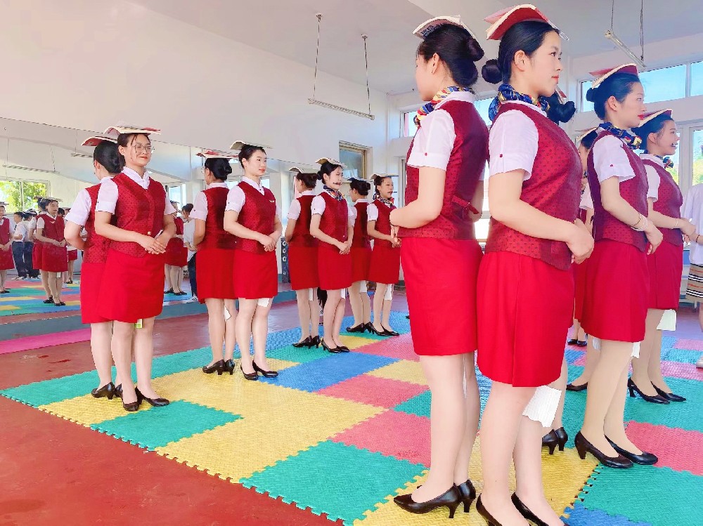 塑造卓越形象：航空专业服务礼仪形体训练